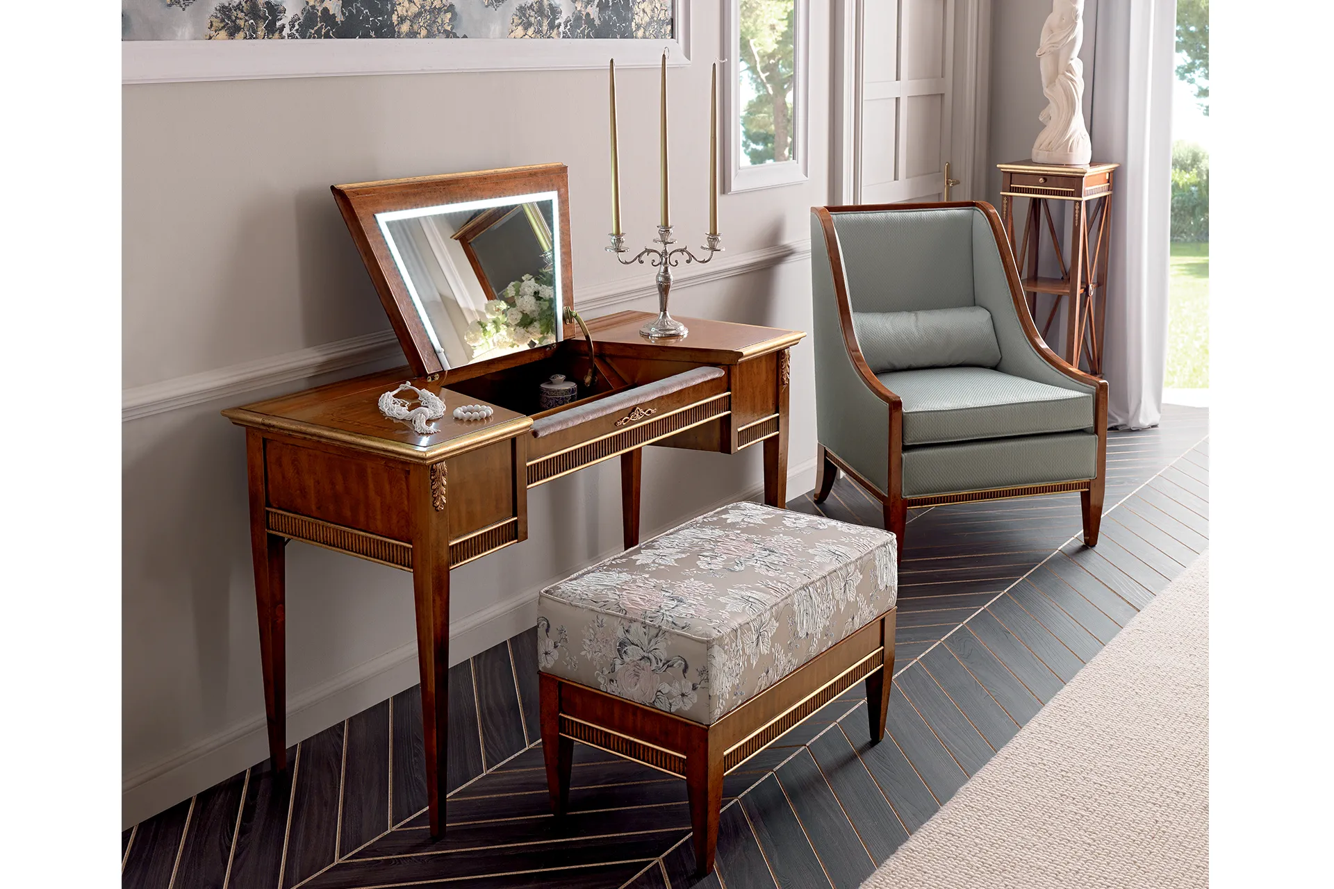Toilette Tosato 15.05 Gold aperta con specchio, pouf a fiori e poltroncina