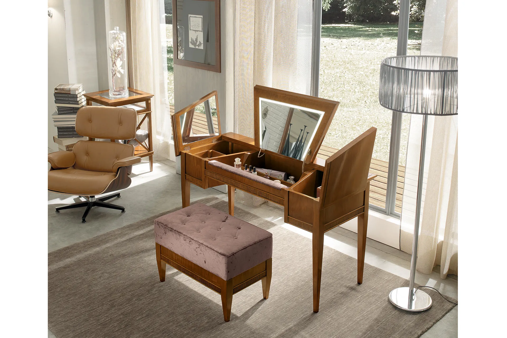 Toilette 15.05 Tosato aperta con specchio sollevato, accanto a una lounge chair