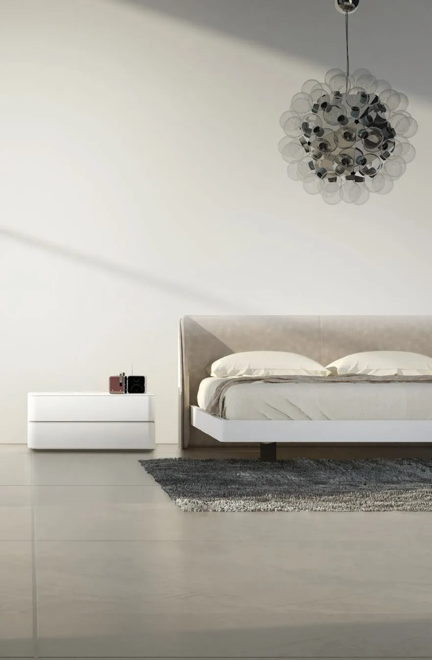 Letto Eikon Voltan laccato opaco bianco con testiera in econabuk sahara e comodino Elite