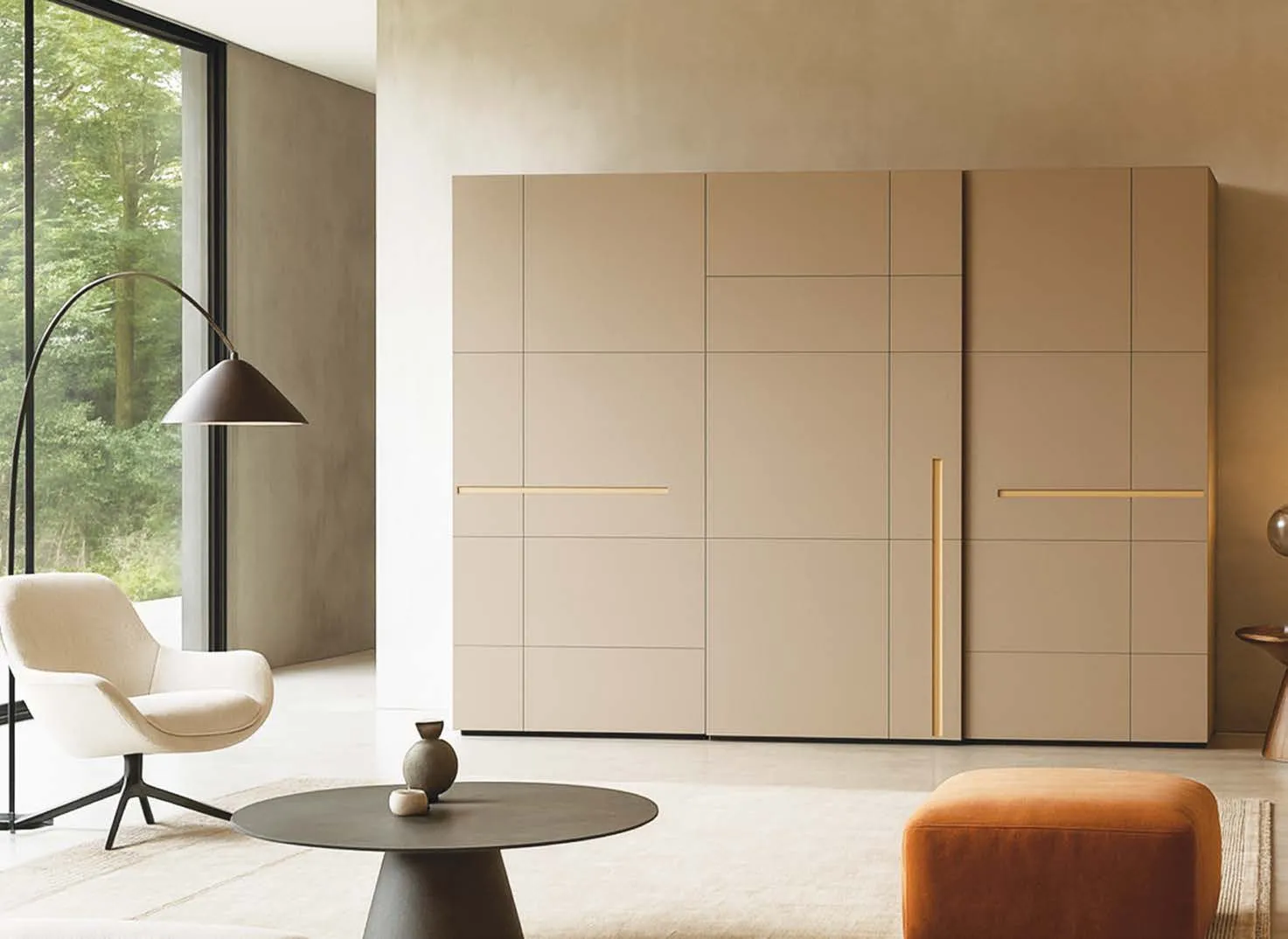 Armadio Prestige Voltan a tre ante scorrevoli laccato sahara beige con maniglie in quercia naturale
