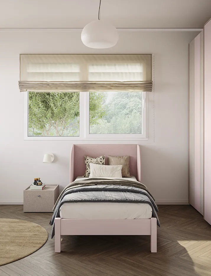 Letto imbottito Cuffia Colombini rosa cipria sotto una finestra in cameretta