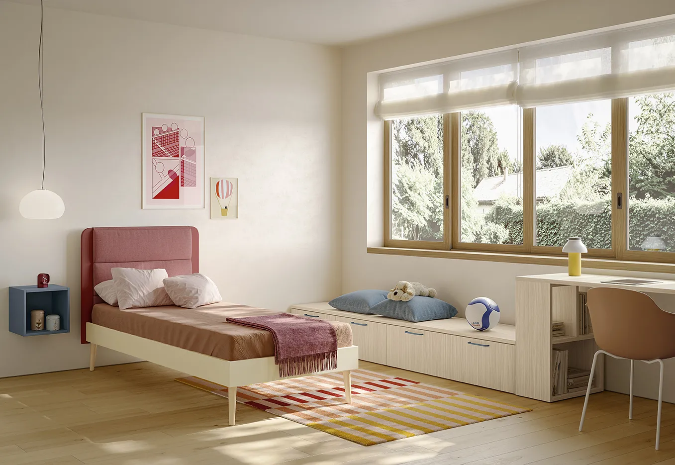 Letto Ordina Colombini con testata corallo e panca contenitore sotto le finestre