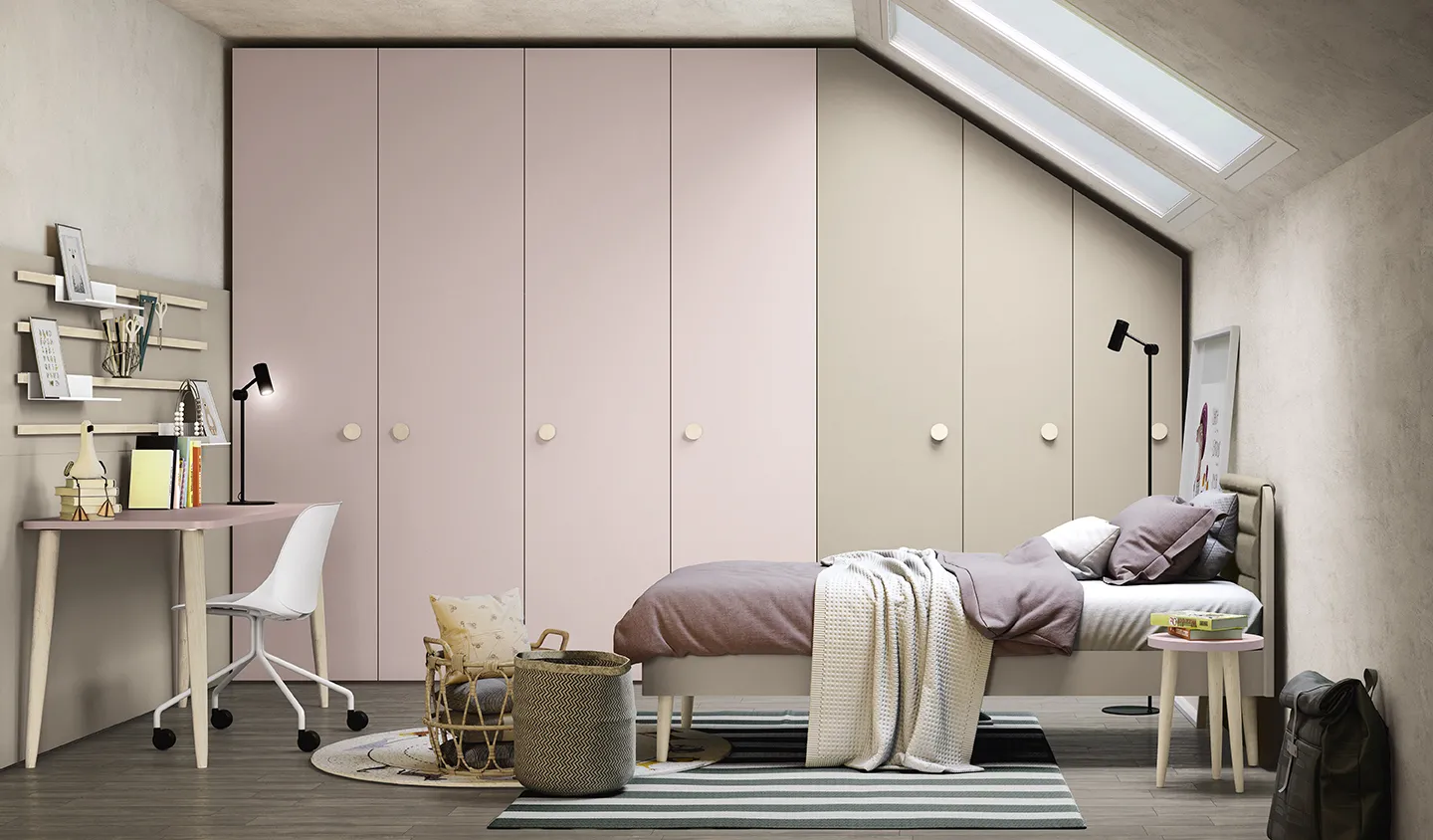 Letto Ordina Colombini in mansarda con armadi rosa e scrivania