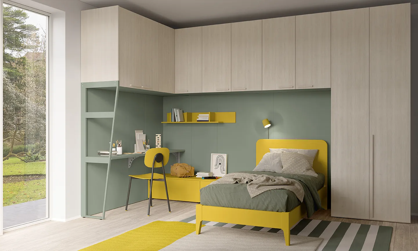 Letto Poldo Colombini giallo sotto un ponte di armadi chiari con parete verde