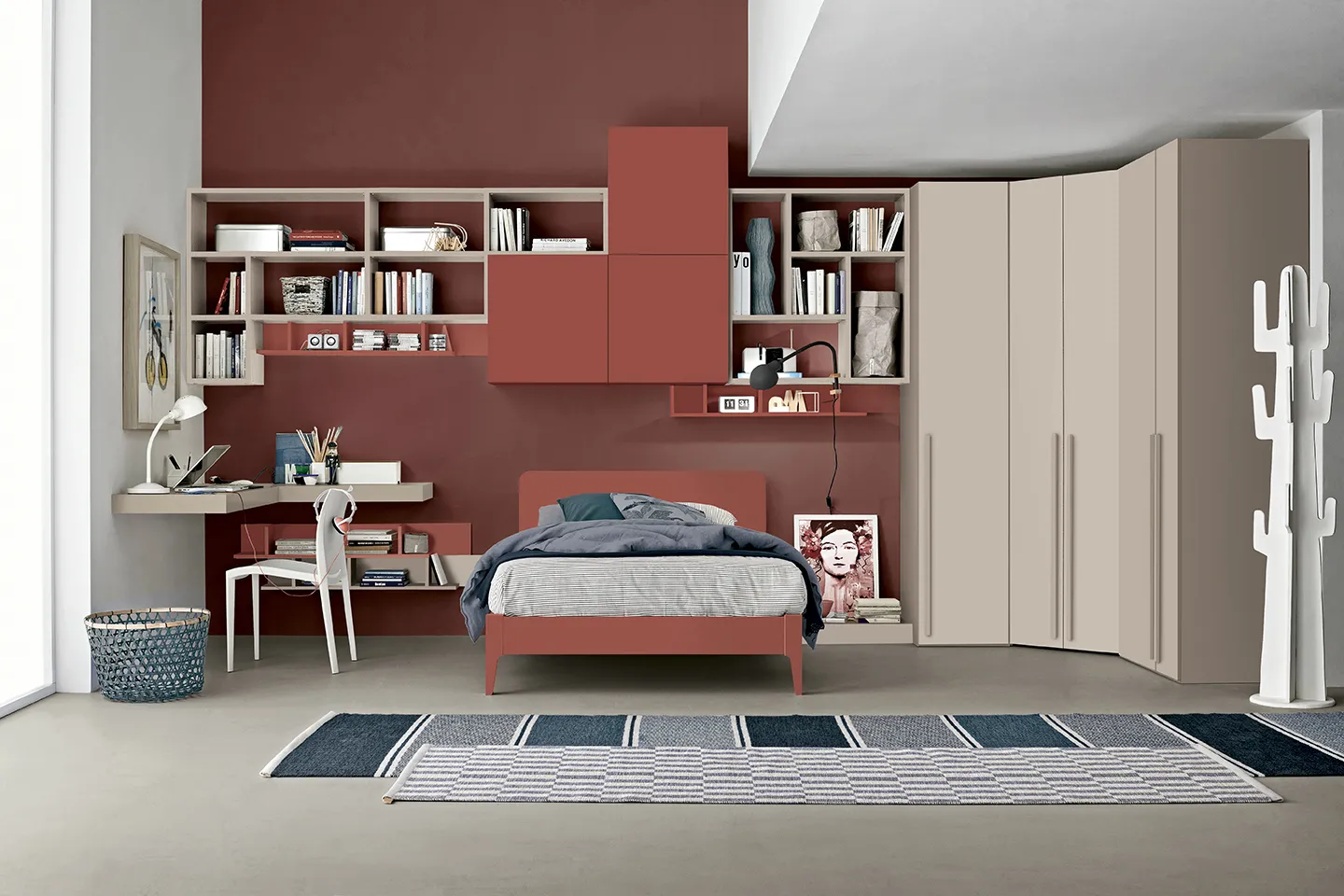 Letto Poldo Colombini rosso sotto librerie pensili in cameretta Golf Young