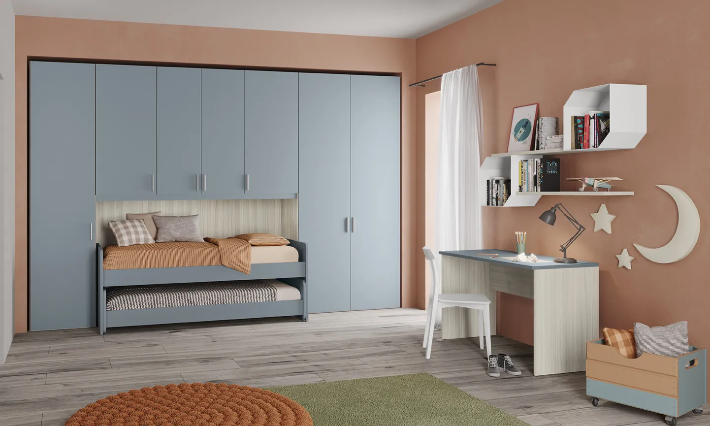 Letto multifunzione New Roll Colombini sotto un armadio a ponte azzurro