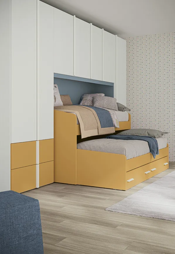 Letto multifunzione Edge Colombini senape con cassetti sotto un ponte di armadi bianchi