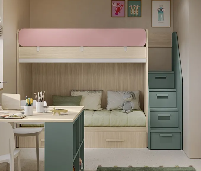 Letto a castello Formentera Colombini in legno chiaro con sponda rosa e scala a cassetti verde