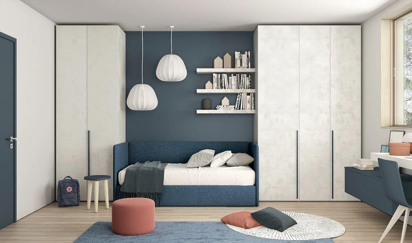 Cameretta Golf K122 Colombini con divano letto Spazio blu fra armadi bianchi