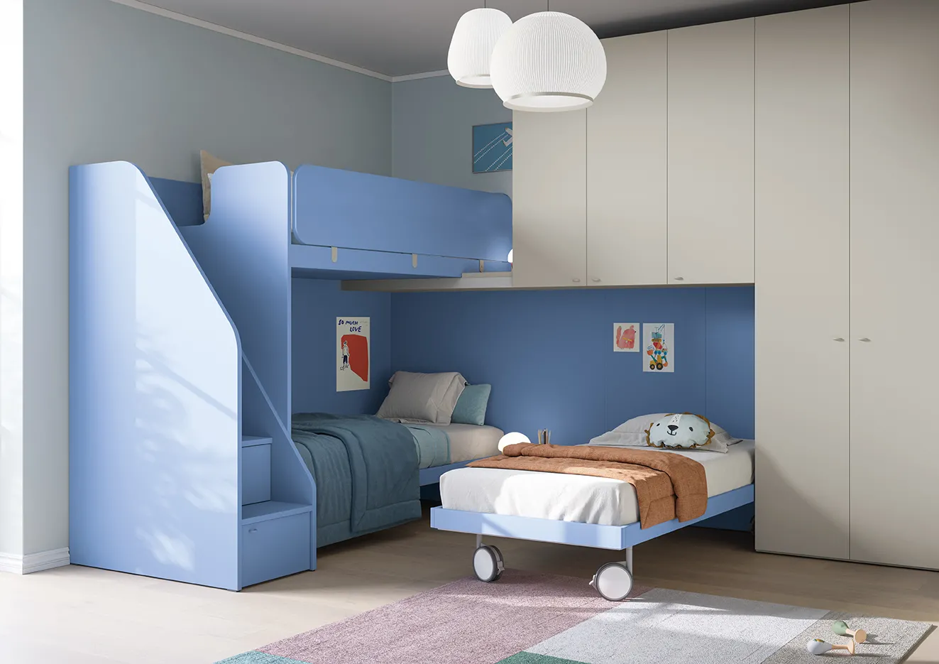 Letto su ruote Somier Colombini azzurro sotto un soppalco blu con scala a gradini