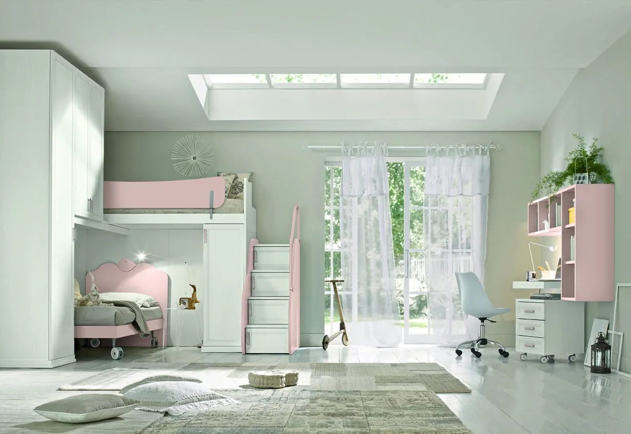 Letto classico Ivory Colombini con testata rosa sotto un soppalco bianco, Arcadia AC023