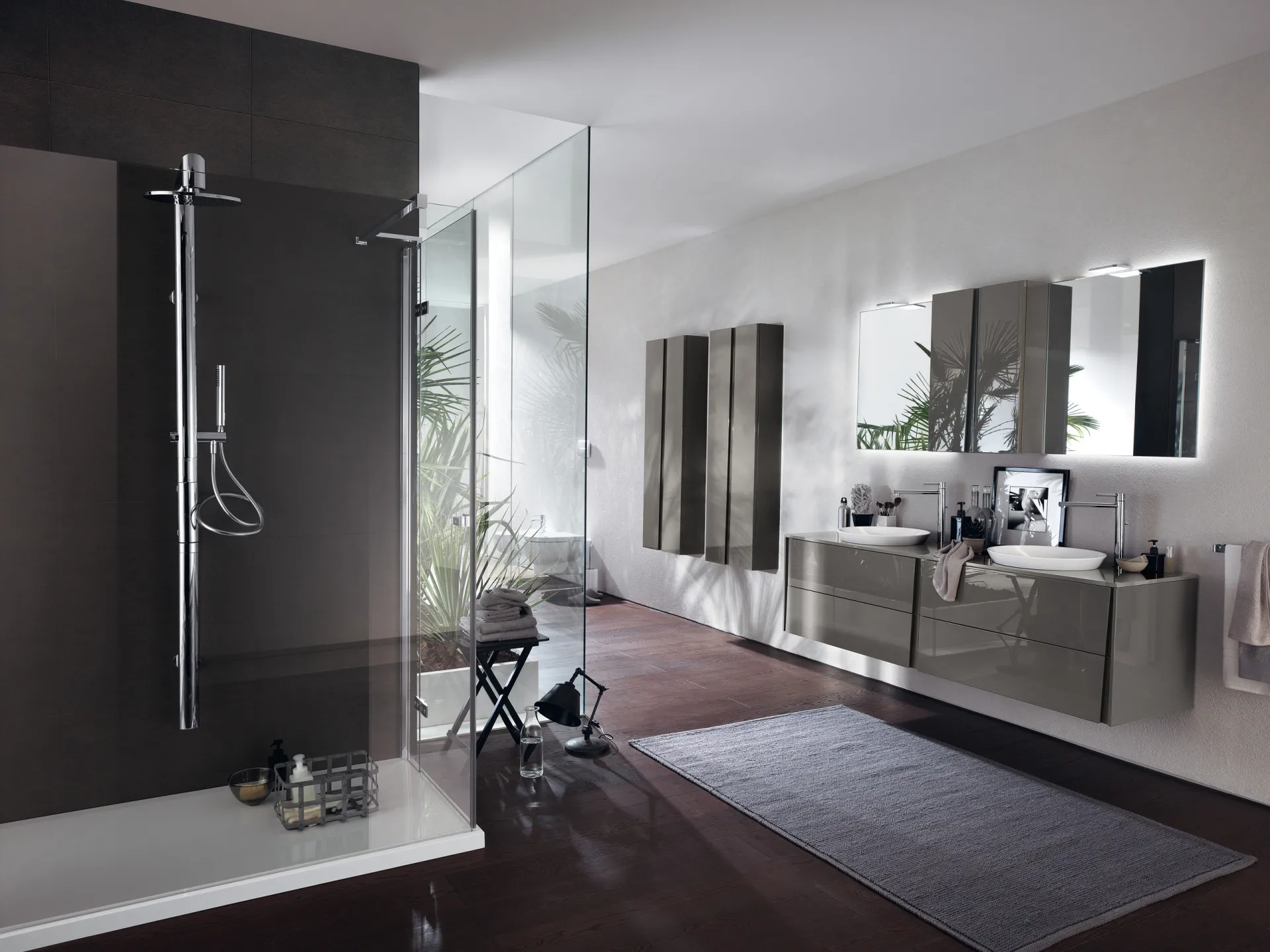 Bagno Lagu Scavolini in laccato lucido grigio con lavabi tondi e pensili verticali sopra le basi