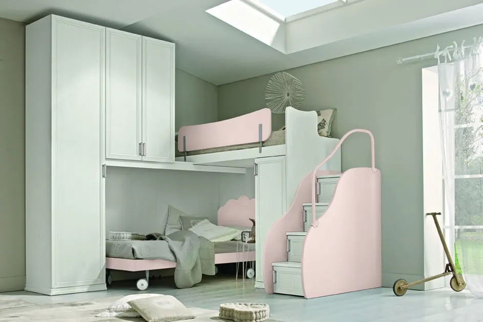 Letto a soppalco classico Morfeo Colombini con sponda e scala rosa sopra un letto basso