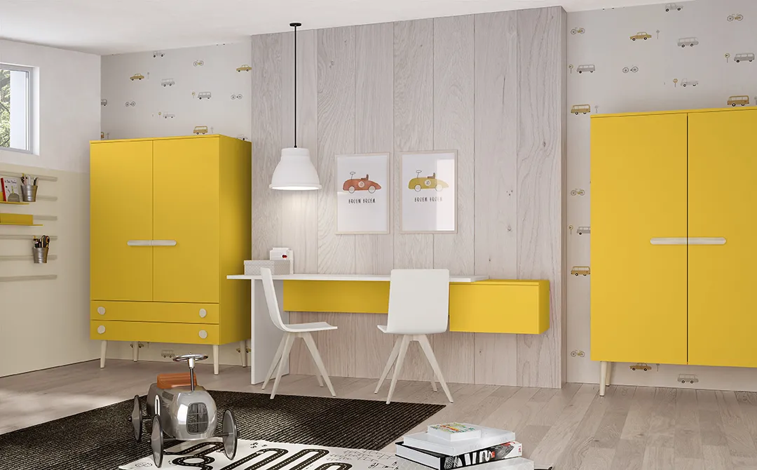 Armadio Twig Colombini giallo accanto a una scrivania bianca, cameretta Golf K130