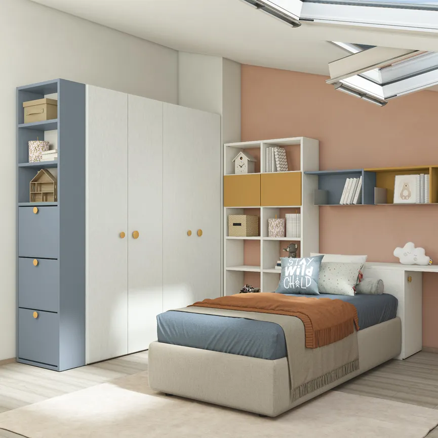 Cameretta Volo C001 Colombini con armadio battente bianco e azzurro in mansarda