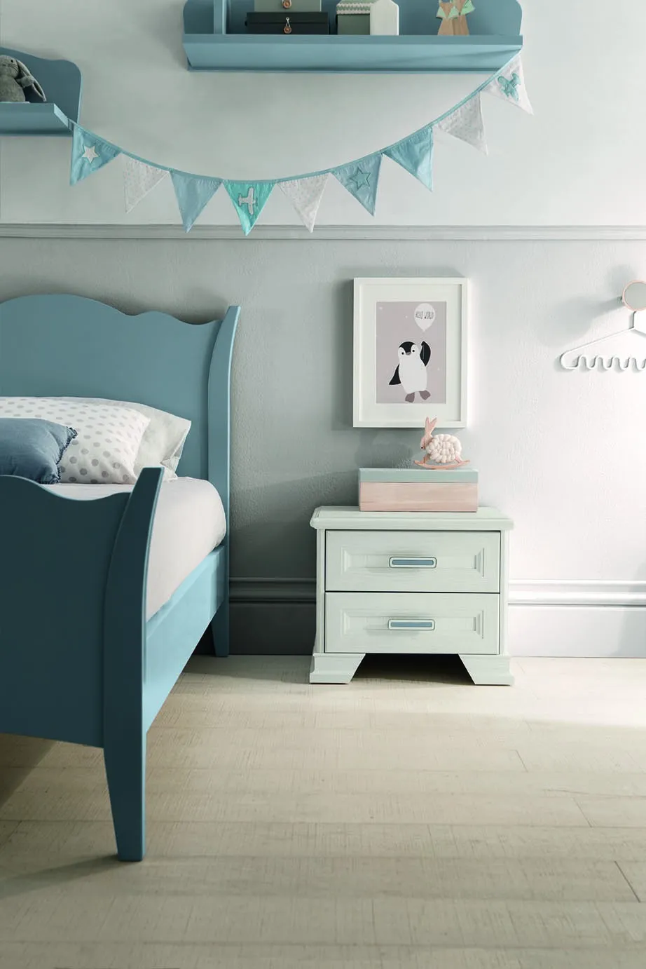 Comodino Memory Colombini bianco a due cassetti accanto a letto con testata azzurra