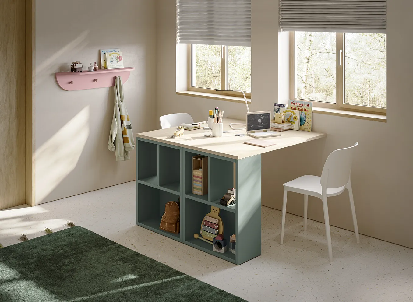 Scrivania Nodo Colombini in legno chiaro su libreria a cubi verde petrolio