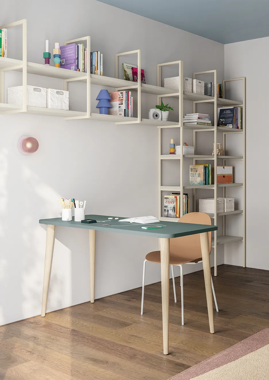 Scrivania Twig Colombini con piano verde petrolio e gambe in legno sotto la libreria
