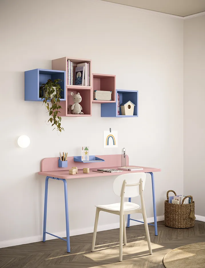 Scrivania Ancora Colombini rosa con telaio azzurro sotto cubi colorati, Golf K115
