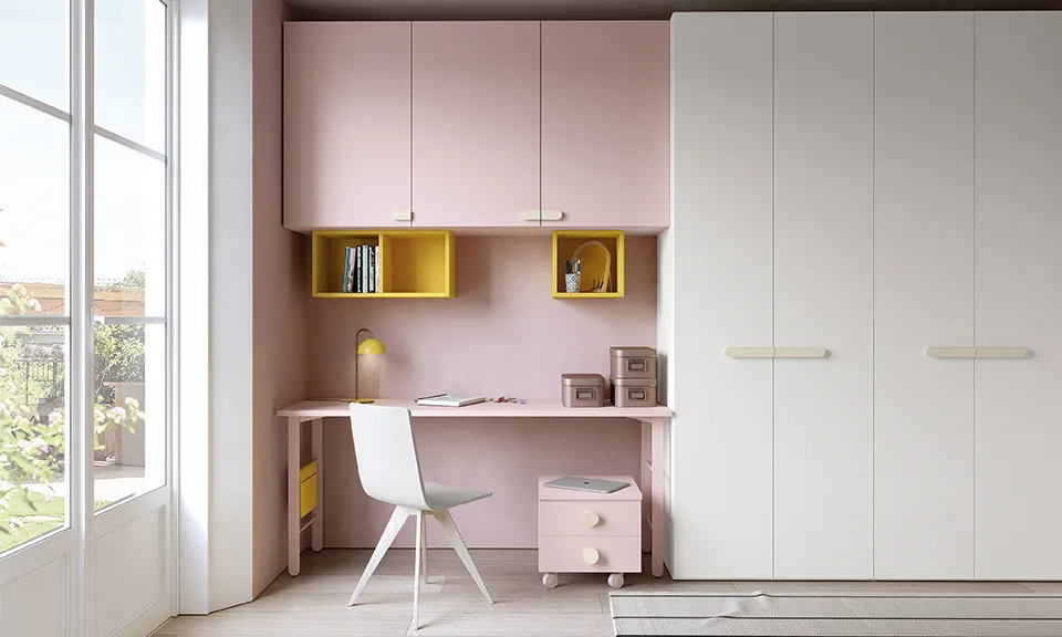 Scrivania Linea Colombini rosa sotto cubi gialli, cameretta Golf Young Y130