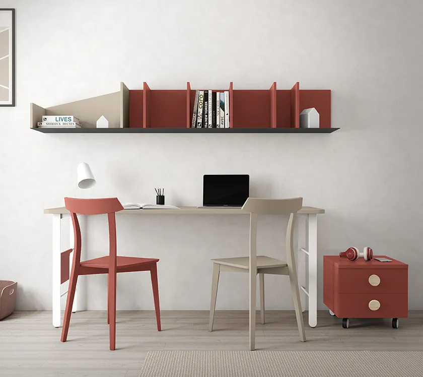Scrivania Poldo Colombini con sedie rossa e beige sotto libreria rossa, Golf K137