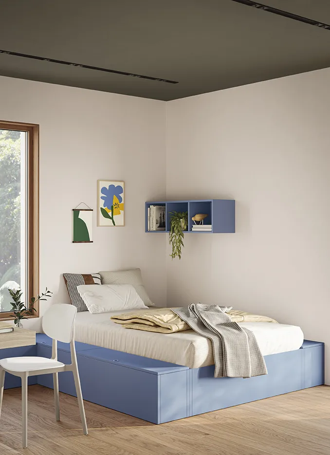 Cubolotto per cameretta Colombini azzurro sopra un letto con base azzurra