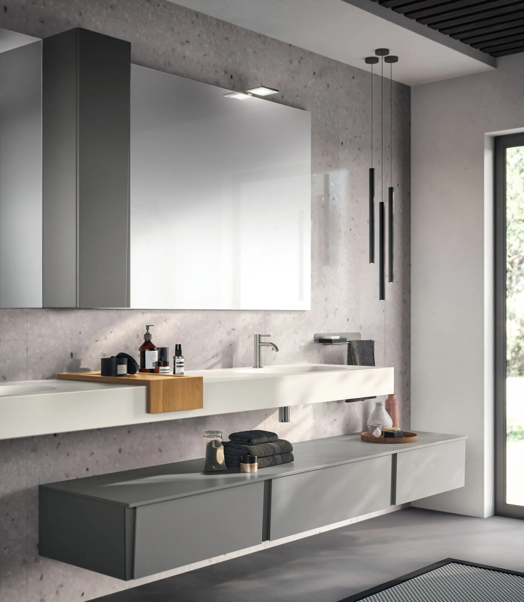 Bagno Lagu Scavolini con basi grigio scuro, top bianco e vassoio in legno sul piano