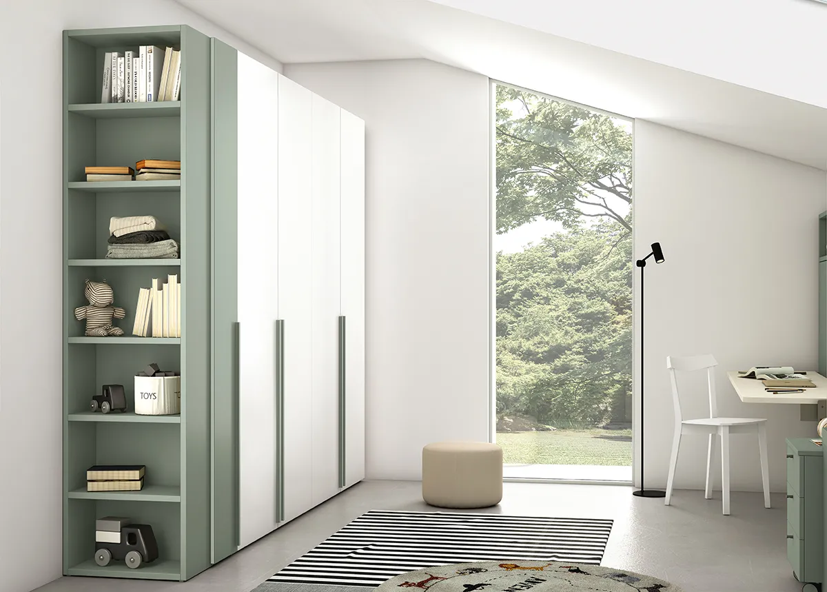 Libreria terminale Colombini verde salvia accanto ad armadi bianchi, Golf K128