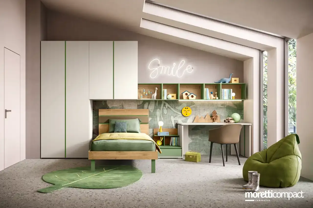 Cameretta Kids K104 Moretti Compact con ponte su letto verde e scrivania sotto i wallbox
