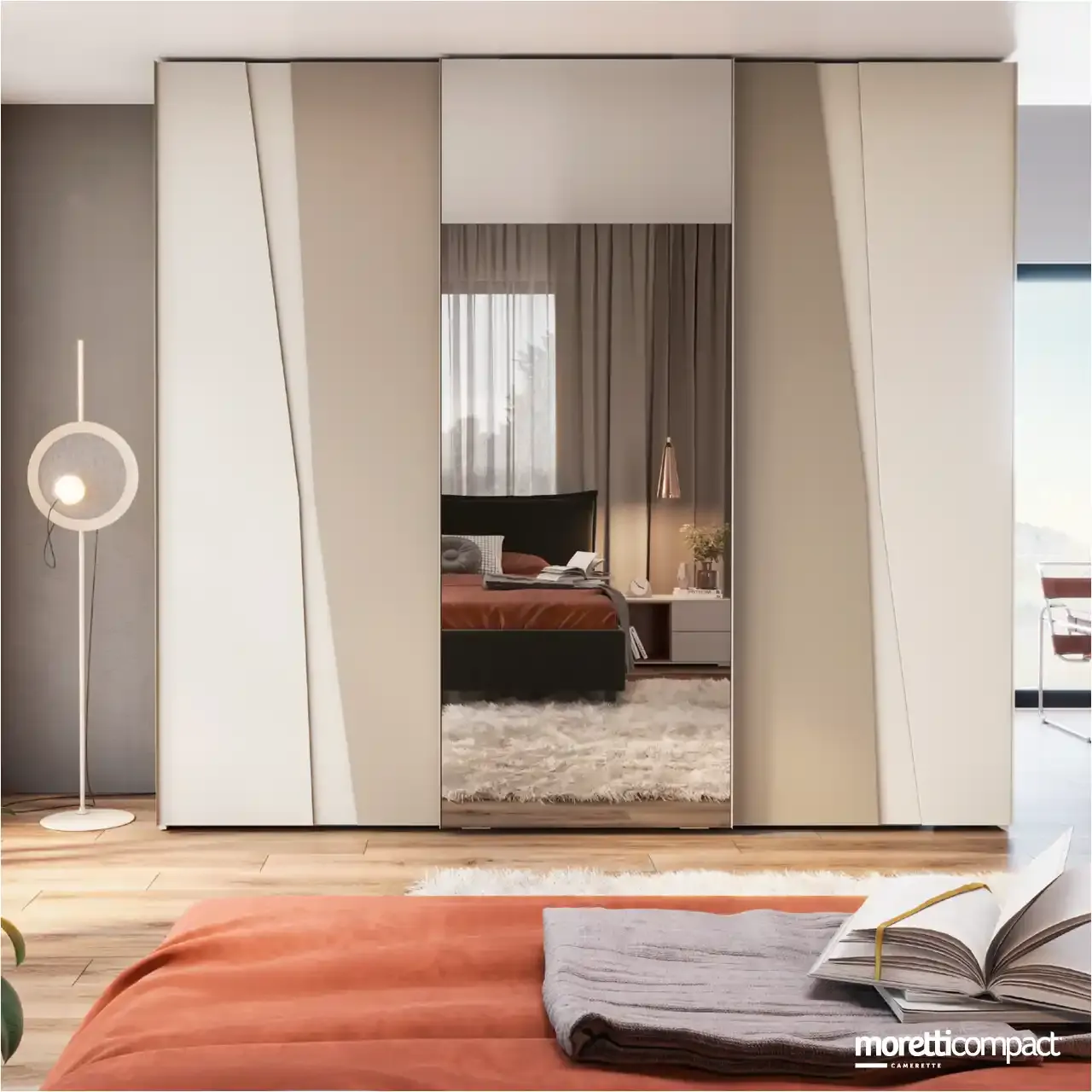 Armadio scorrevole Moretti Compact con specchio centrale e ante Flake