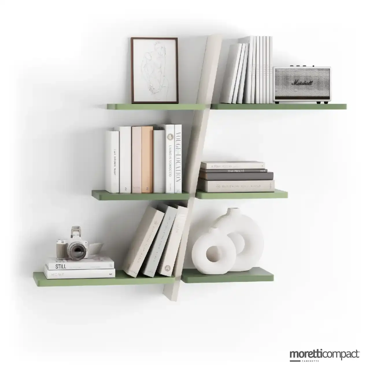 Libreria con mensole Warp Moretti Compact su una parete, con libri e oggetti