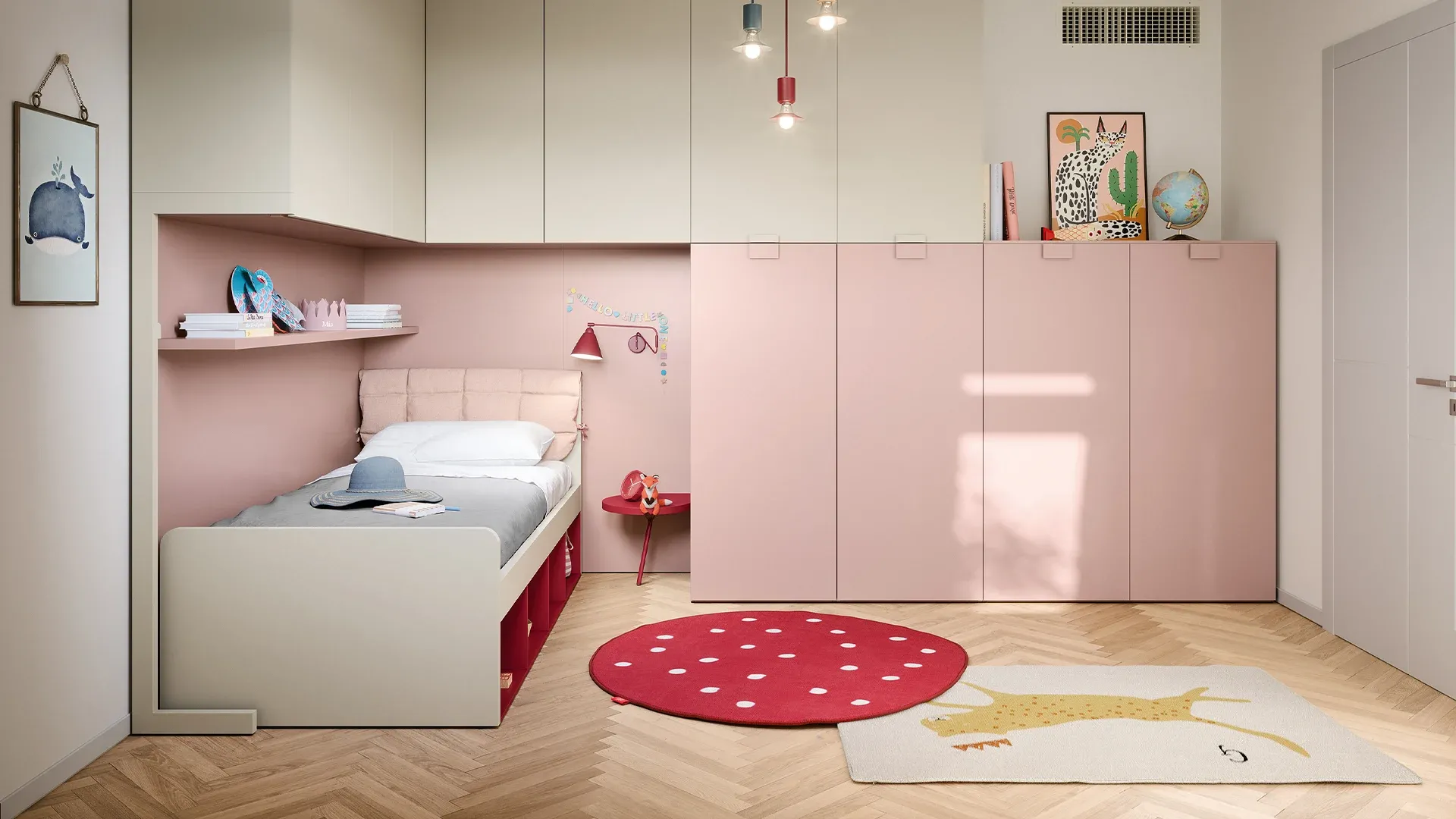 Letto singolo Ergo Nidi bianco sotto armadio a ponte rosa con tappeto rosso