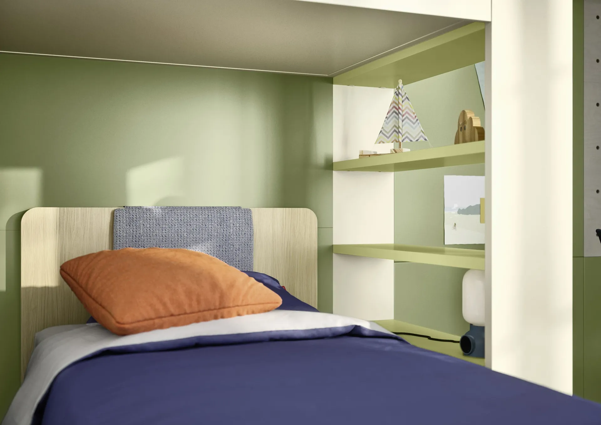 Letto Ergo Nidi in legno con cuscino copritestiera grigio e parete verde