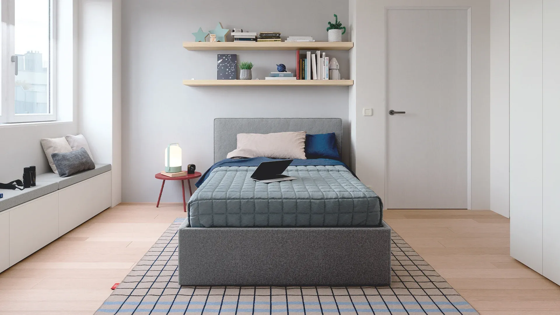 Letto singolo Hug Nidi grigio con giroletto imbottito sotto una mensola