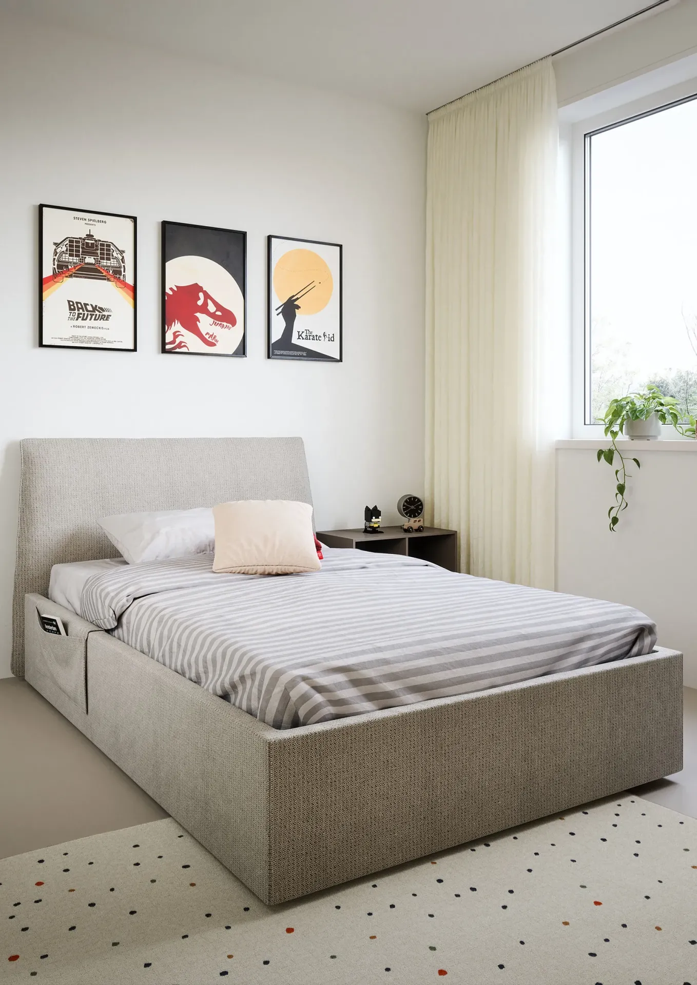 Letto Flare Nidi imbottito beige con cassettiera sotto la finestra