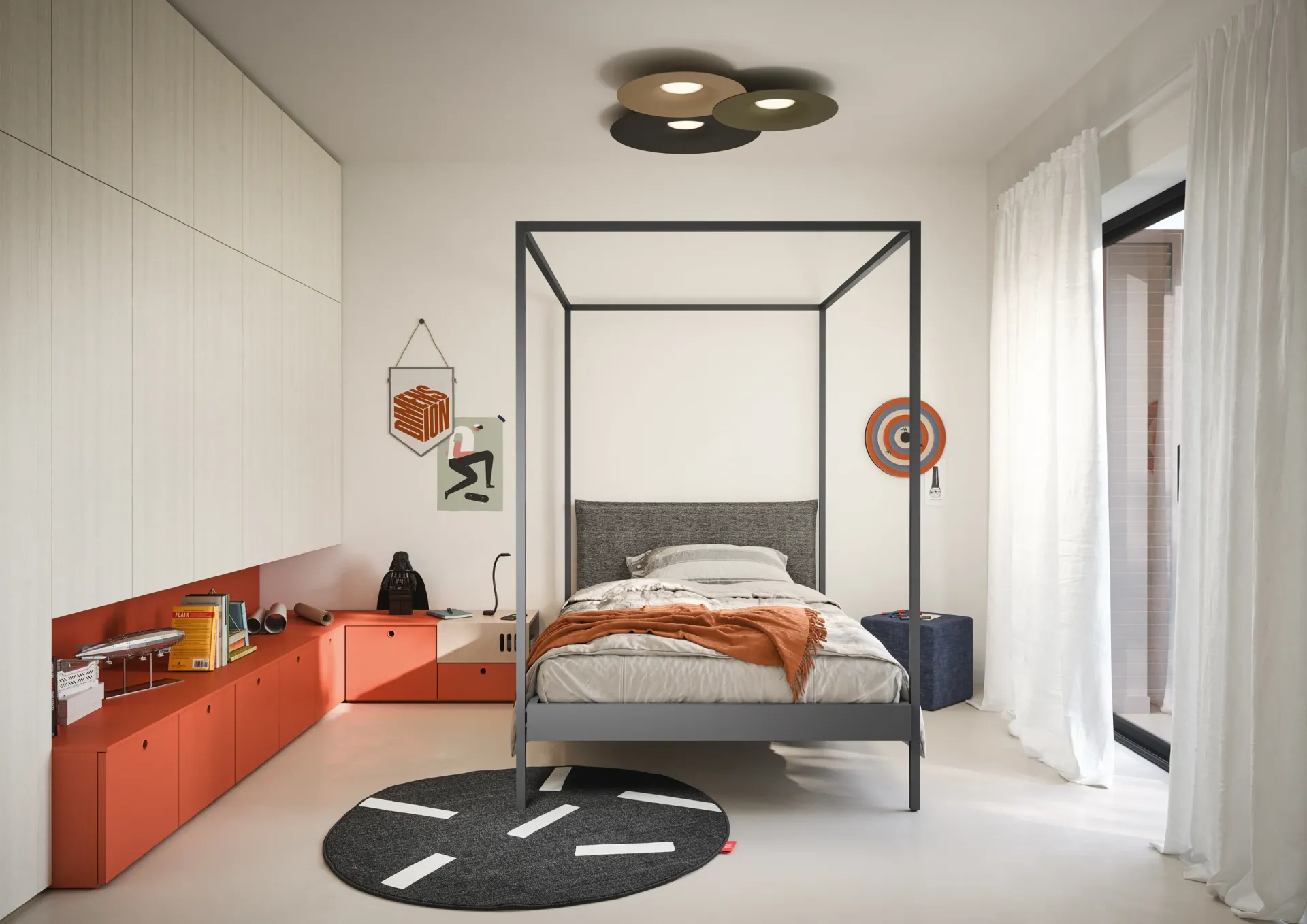 Letto a baldacchino Kap Nidi lavagna in una camera con tappeto rotondo