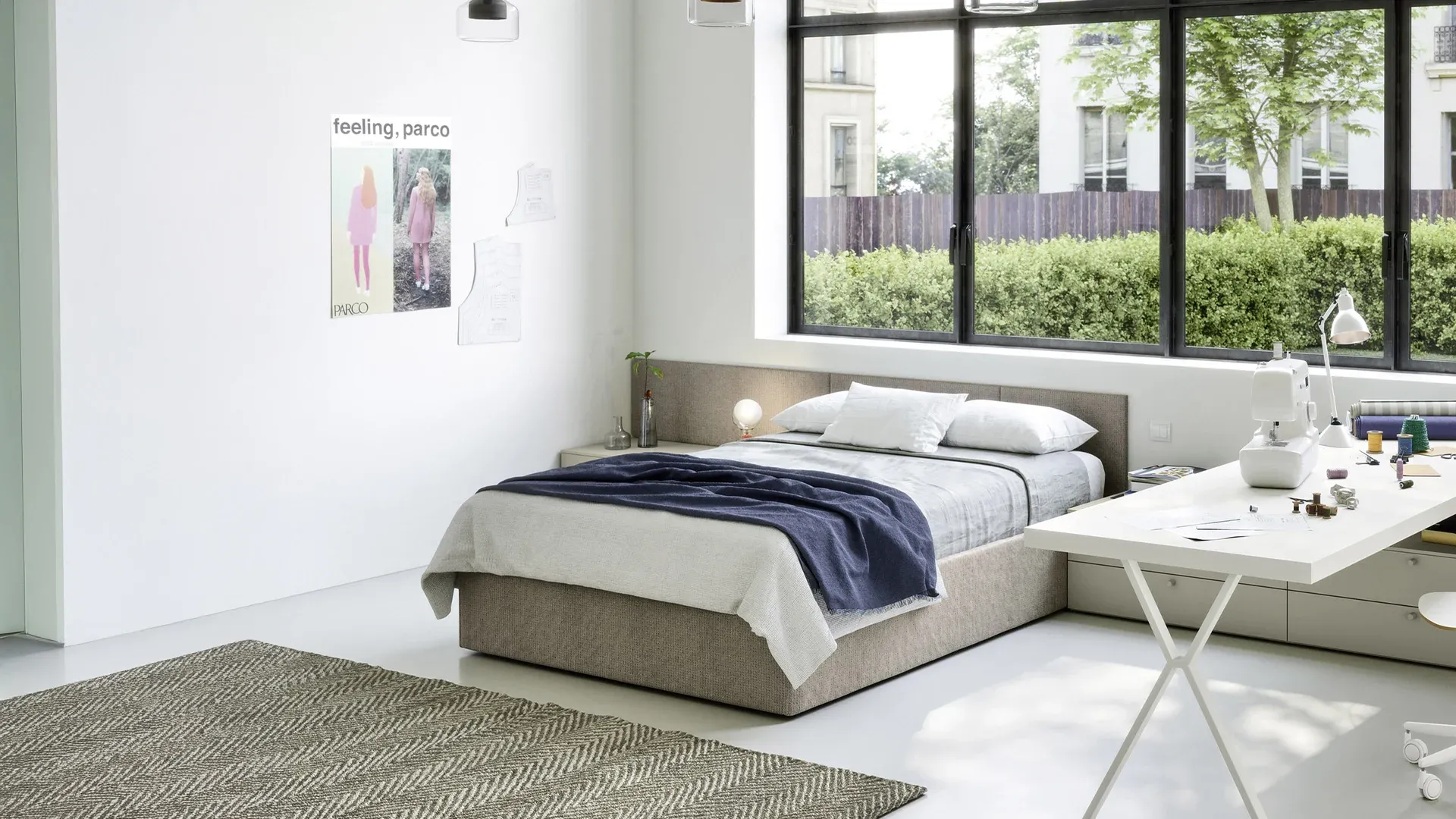 Letto Sommier Nidi beige con scrivania bianca davanti alla finestra