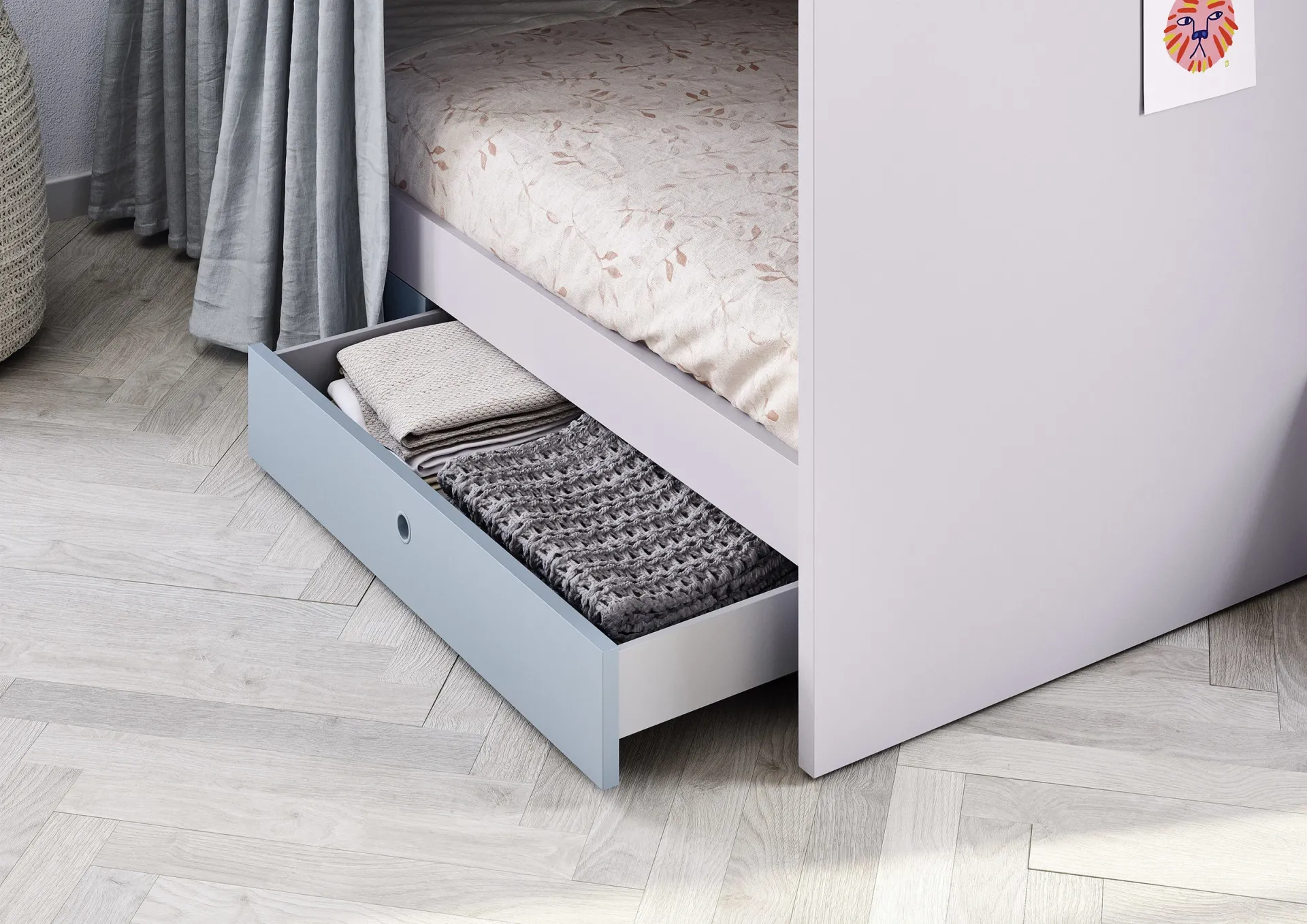 Dettaglio del cassetto estraibile azzurro sotto il letto a castello Ergo Nidi