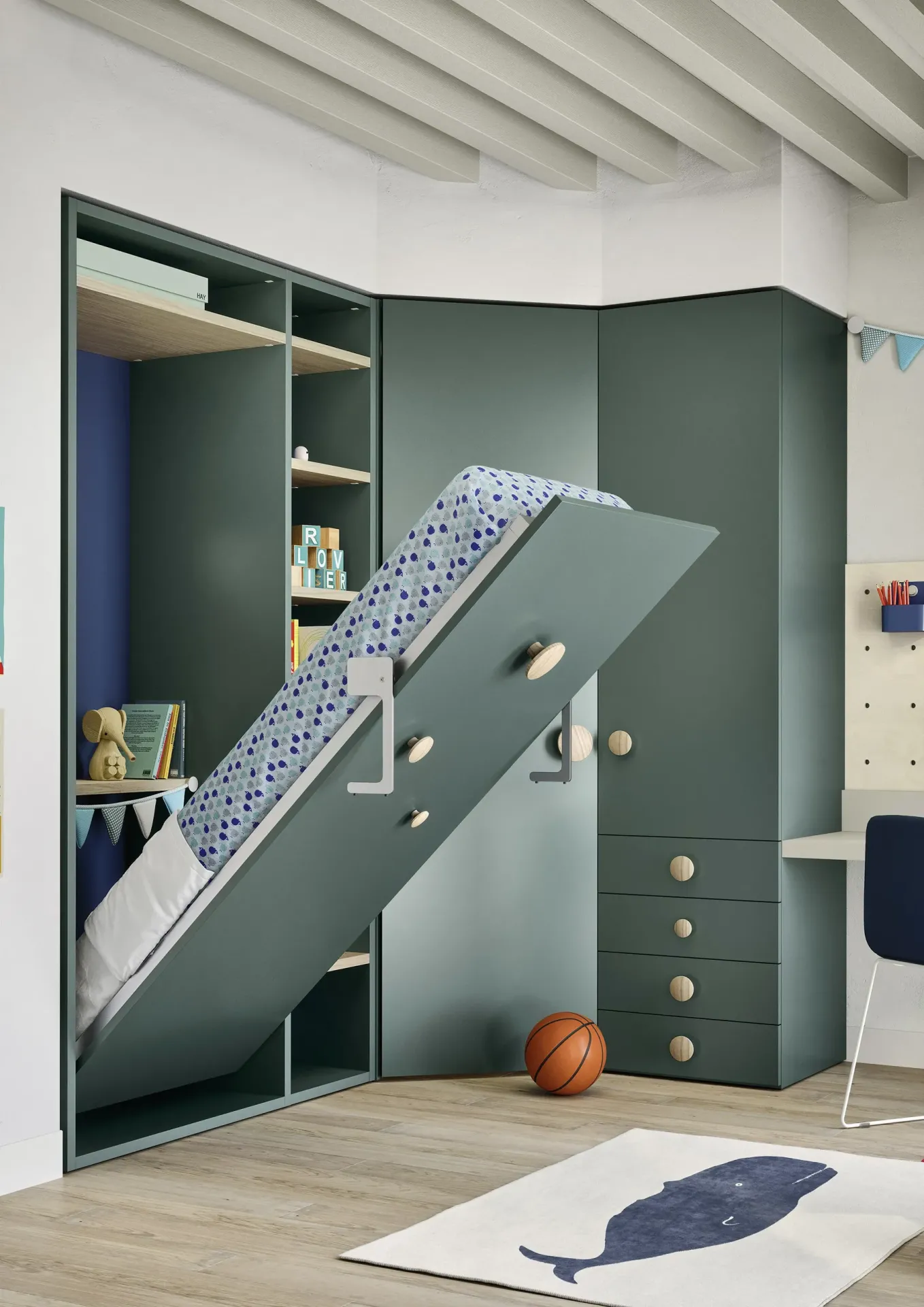 Letto Twiddy Nidi verde in fase di apertura con armadio ad angolo