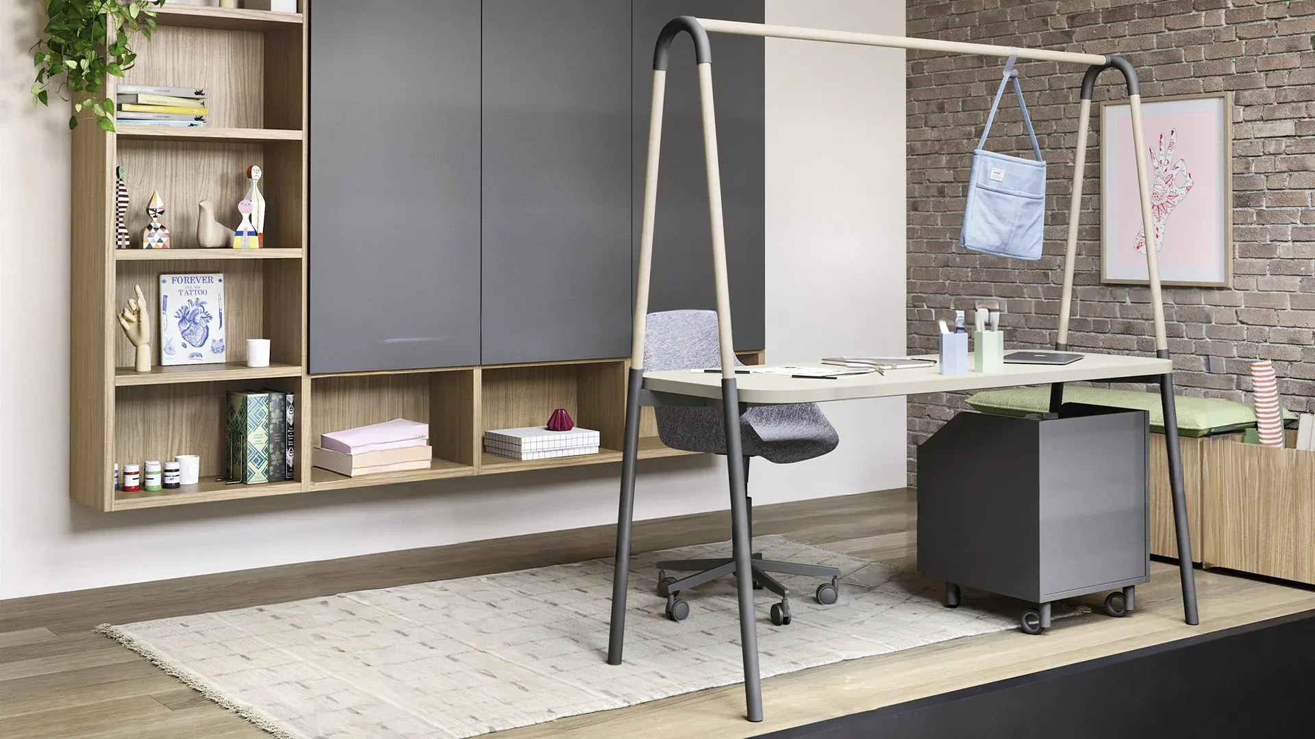 Scrivania Loop Nidi con pali in legno e gambe lavagna accanto a una libreria