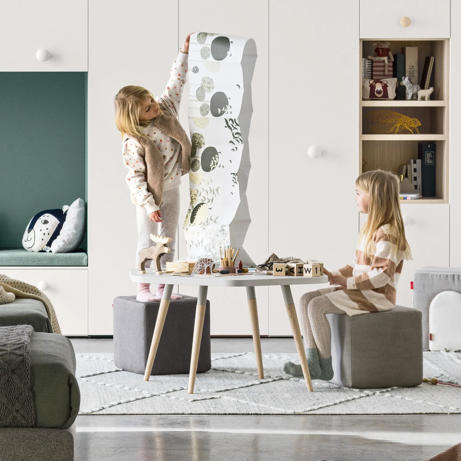 Bambine al lavoro sulla scrivania rotonda Woody Nidi con gambe in legno