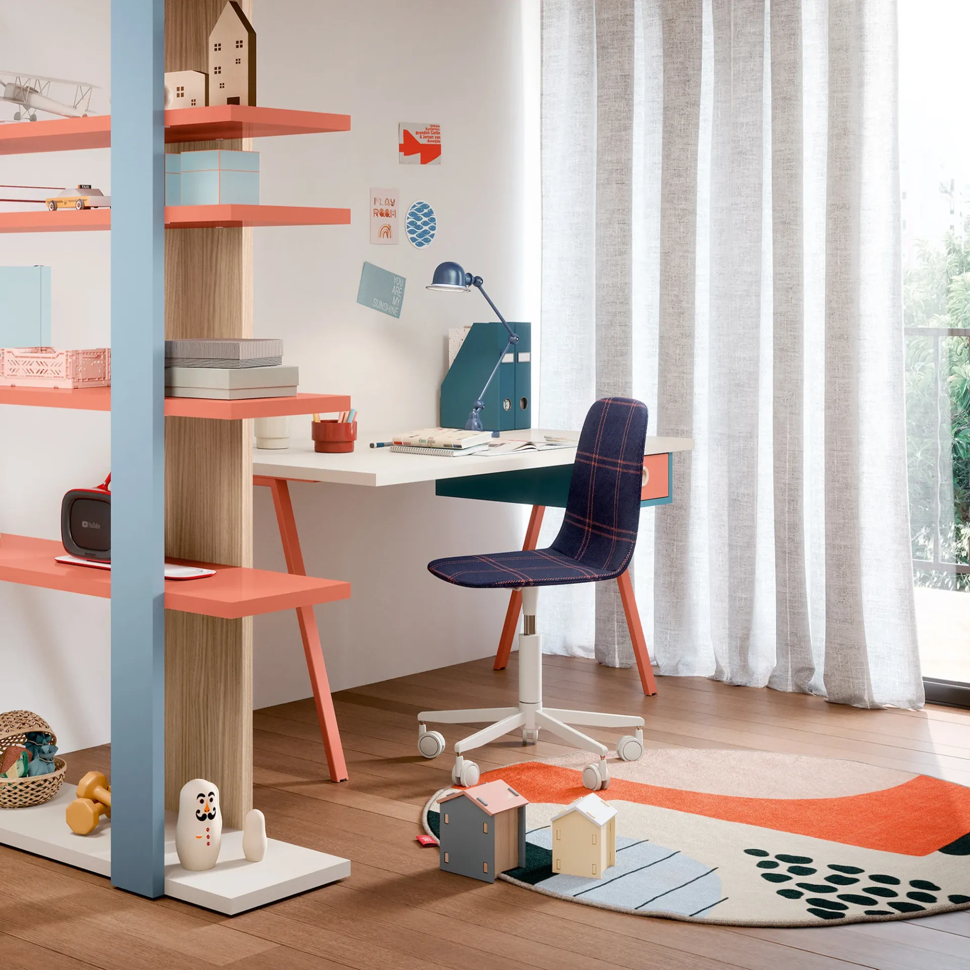 Scrivania Luce Nidi con libreria colorata e sedia blu