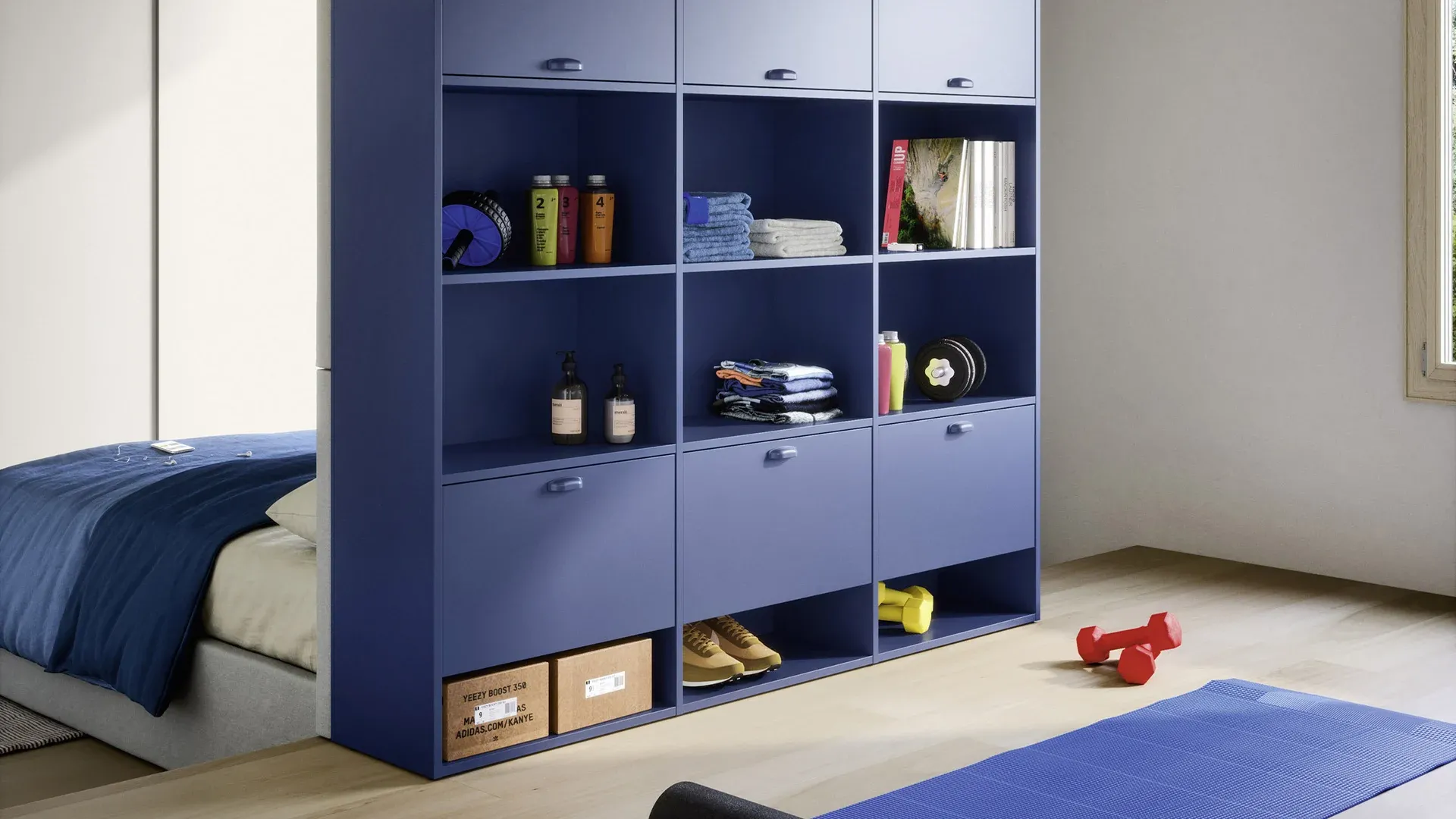 Libreria Luce Nidi blu con vani a giorno e ante accanto al letto