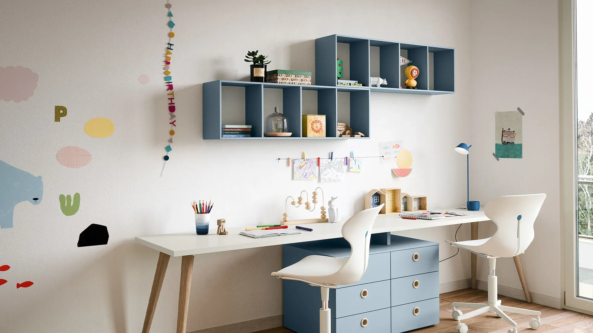 Casellari Tynn Nidi blu sopra due scrivanie in cameretta