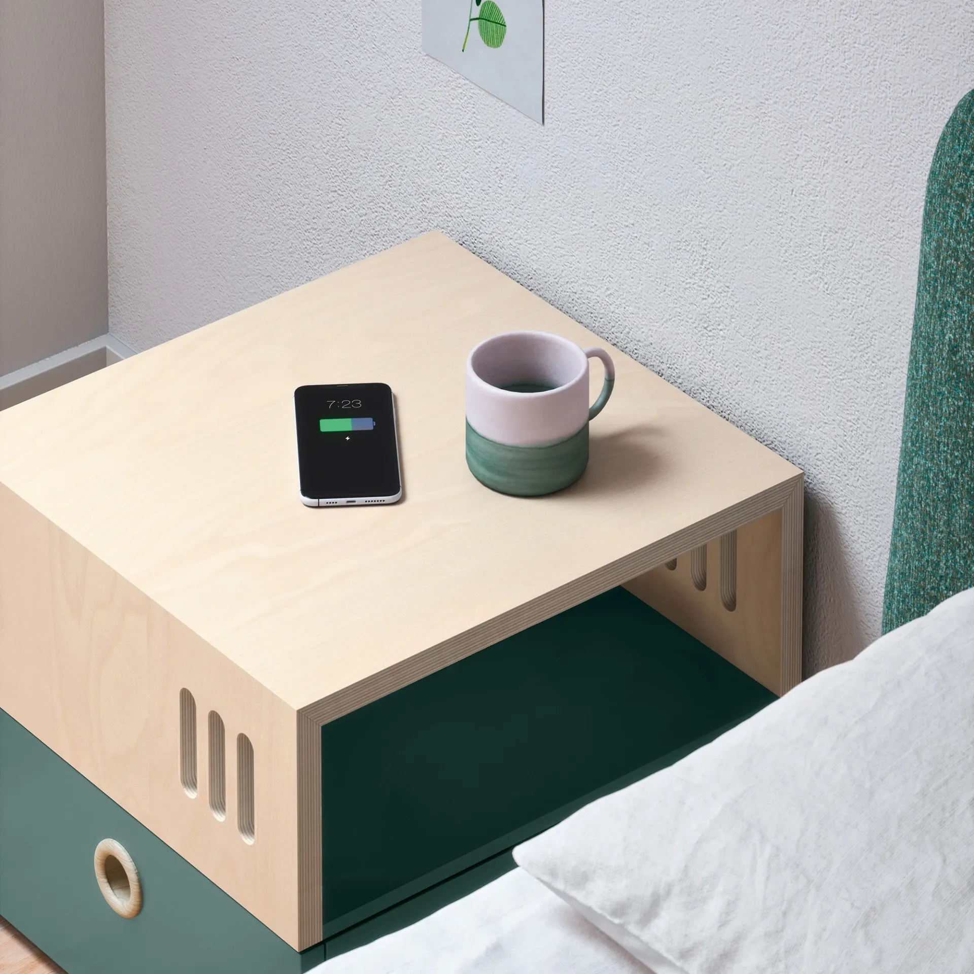 Comodino multimediale Jack Nidi con smartphone appoggiato