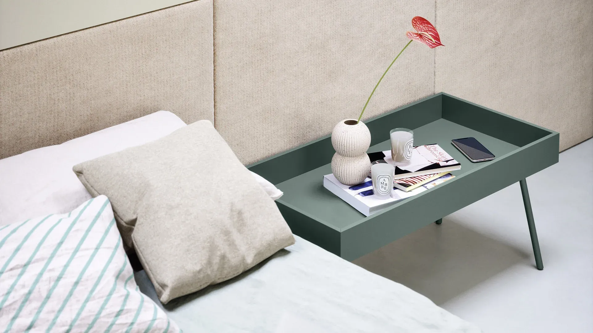 Comodino Vassoi Nidi verde con spondine accanto al letto