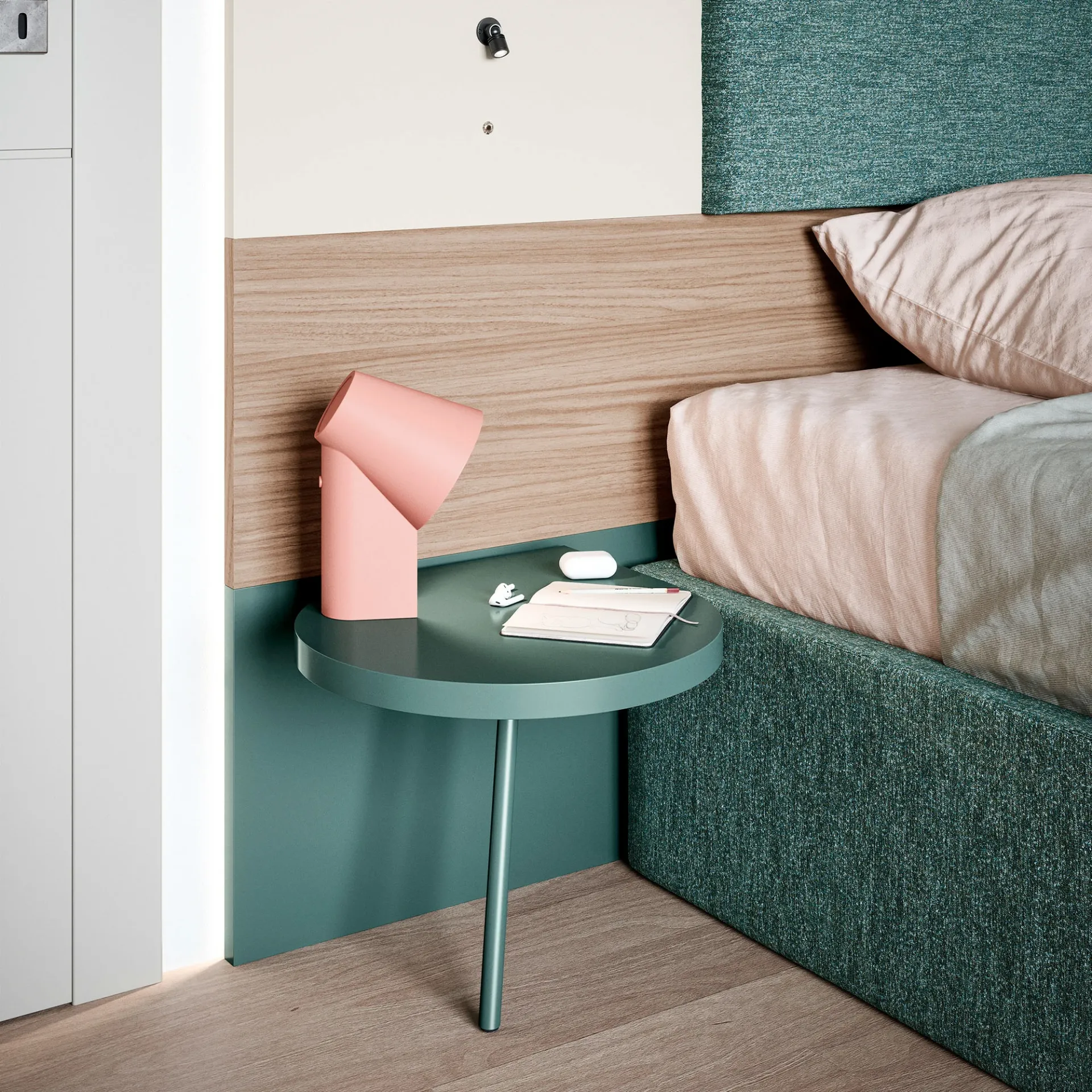 Comodino Vassoi Nidi rotondo verde accanto al letto imbottito