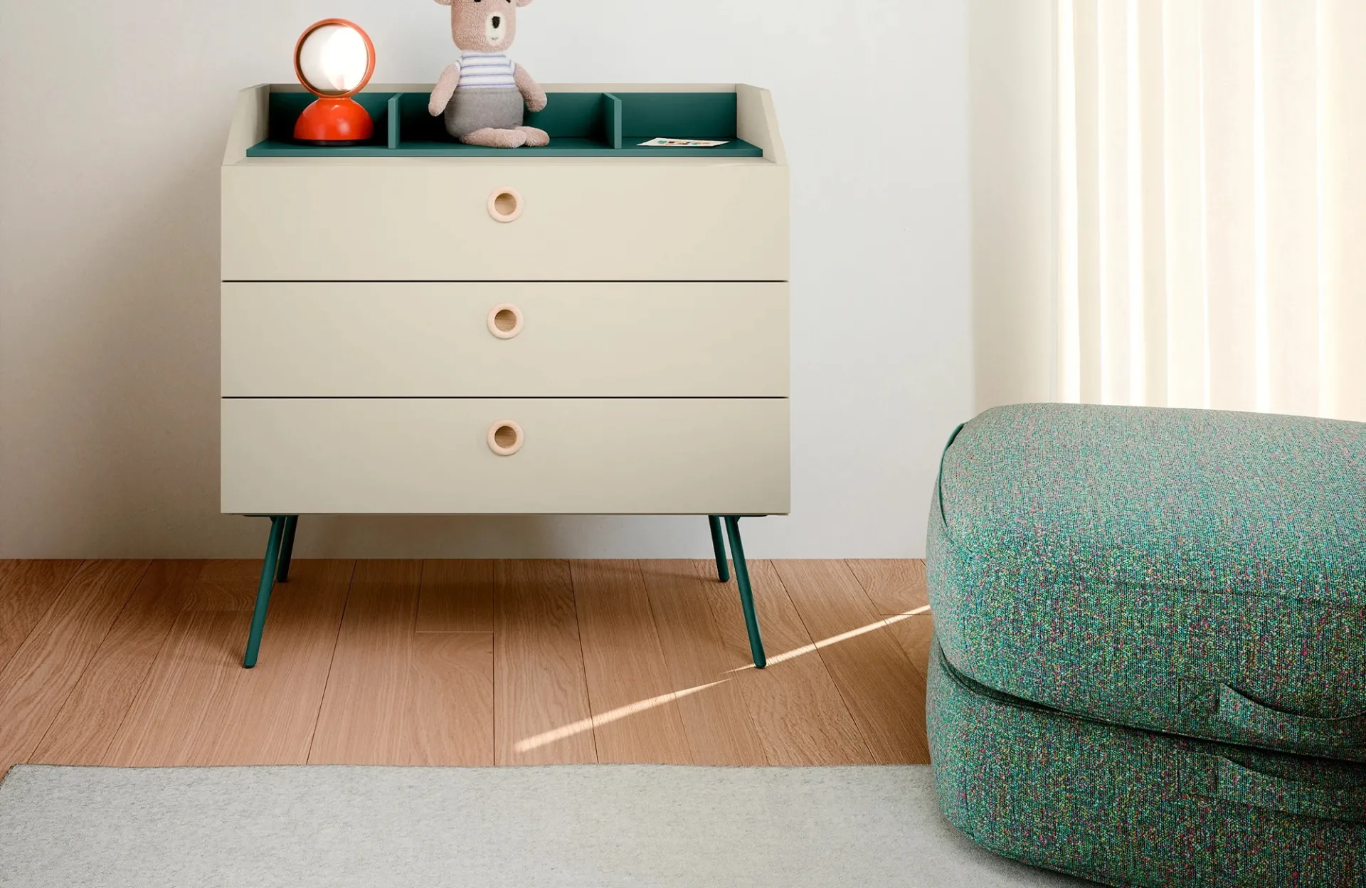 Comò Wilson Nidi beige con gambe verdi in cameretta