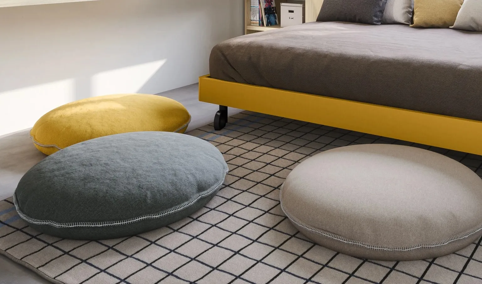 Pouf Disco Nidi grigi e beige davanti al divano letto
