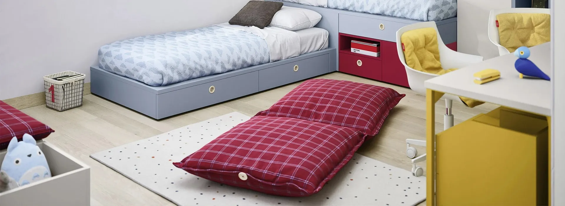 Pouf Clip Nidi rosso a quadri steso sul tappeto in cameretta